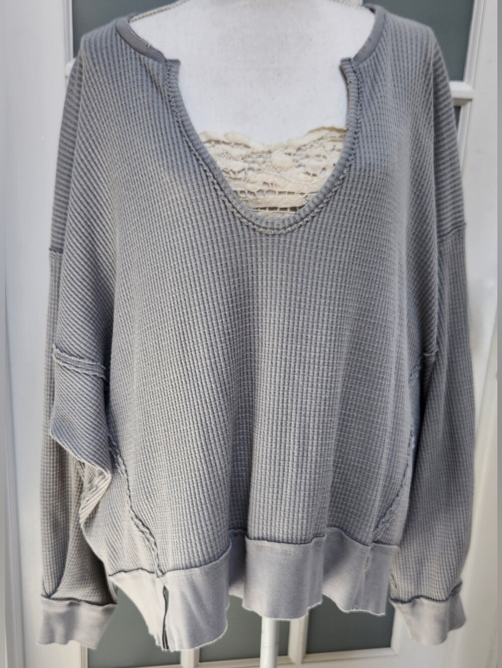 WE THE FREE Oversized L/S Grey Thermal Top EUC Like New - Picture 2 of 12